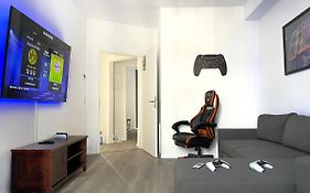 Jaybnb - Gaming Apartment Ps5 65 Zoll 4K Tv Wohnung Mit Balkon